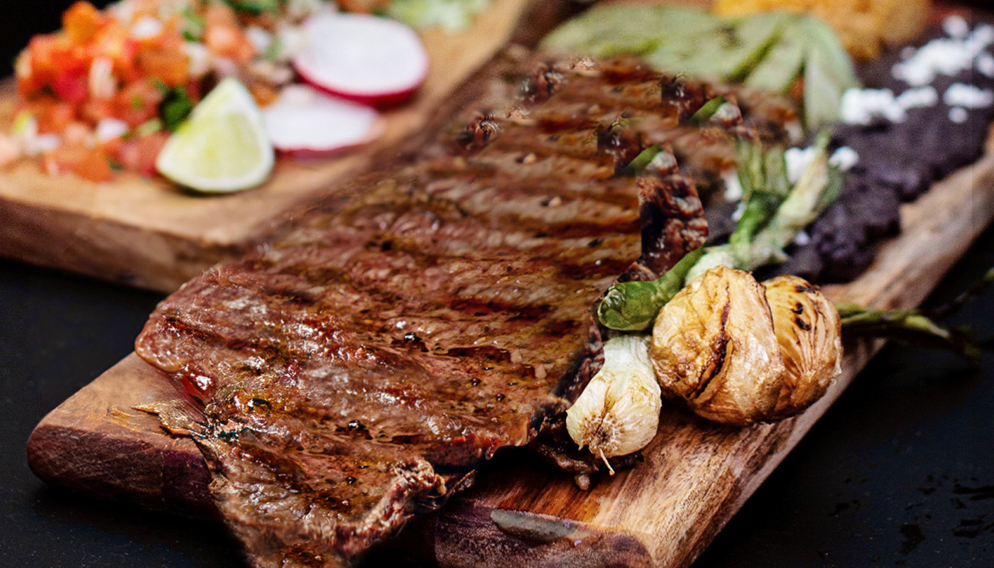 Carne asada con guarniciones