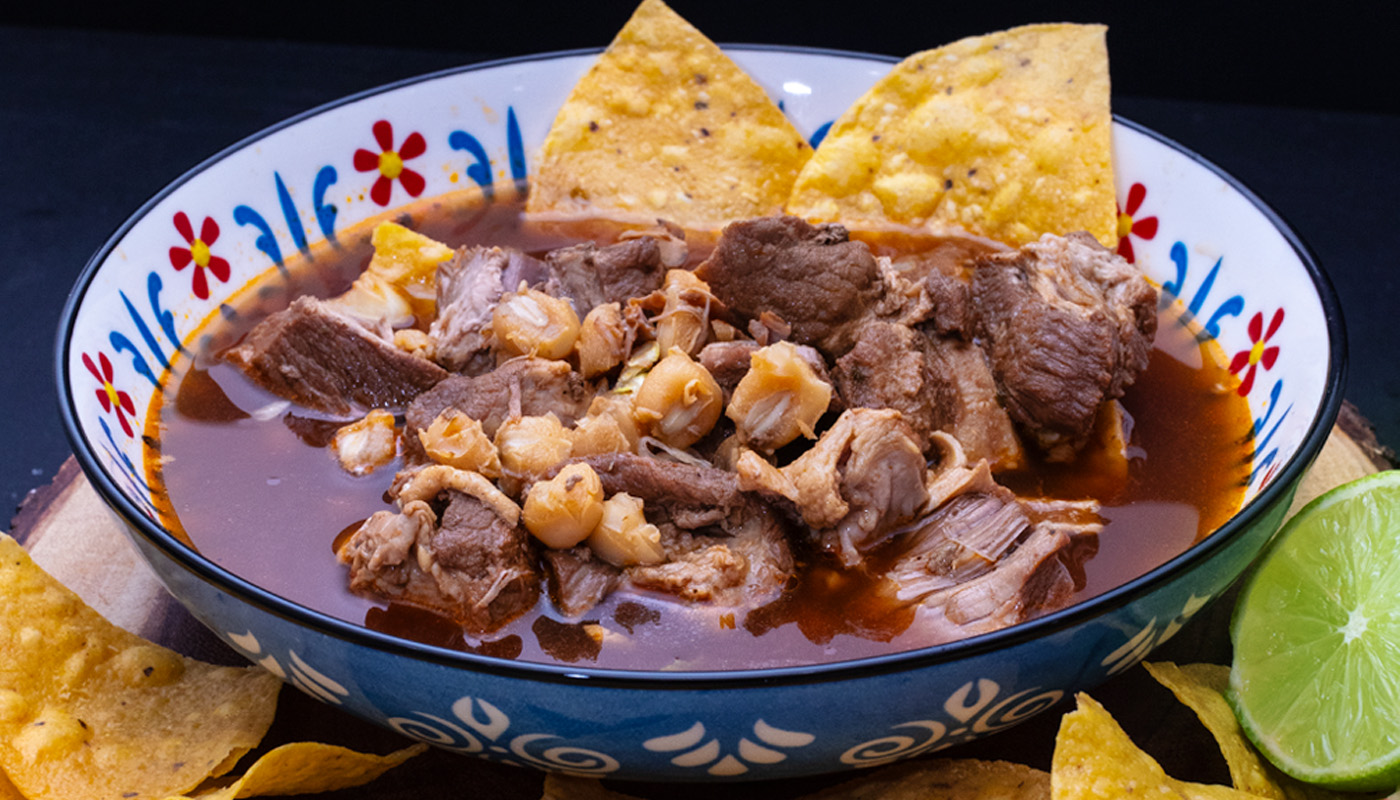 Pozole con toppings